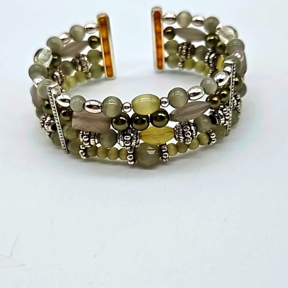 🩵 Glass and mixed material cream beaded cuff bracelet - Picture 6 of 11